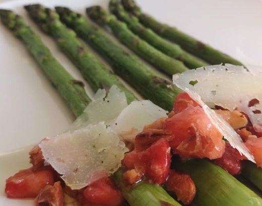 Espárragos verdes con vinagreta de fresas