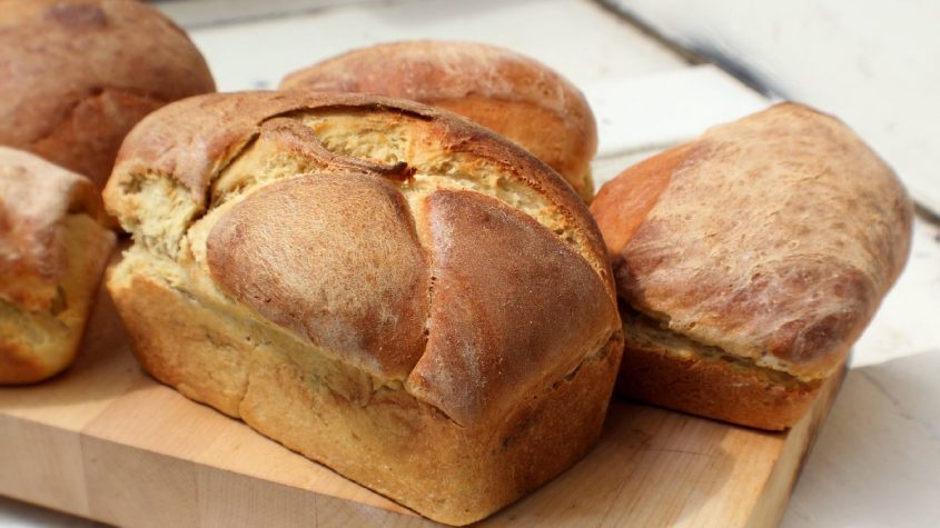Haz tu propio pan casero en una panificadora de acero inoxidable