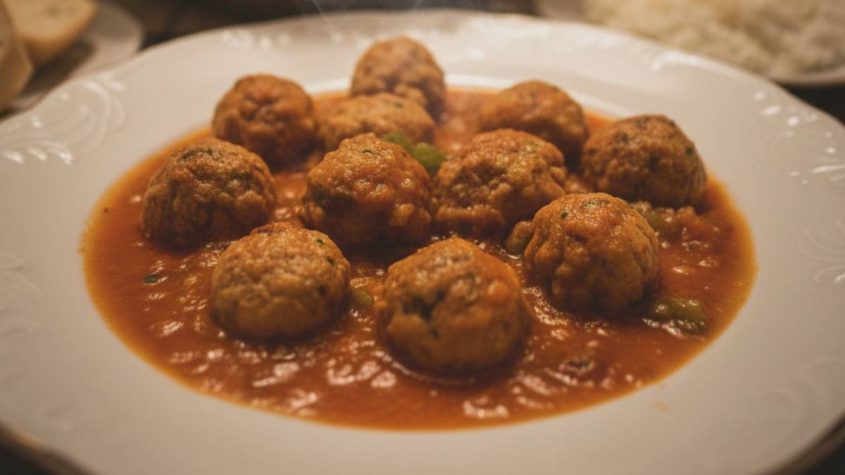 Albondigues de carn, las albóndigas de carne con salsa caseras
